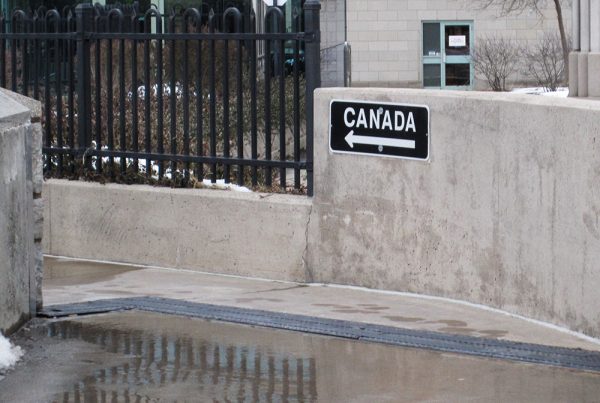 Sign Of United States To Canada Border Crossings Image 600x403